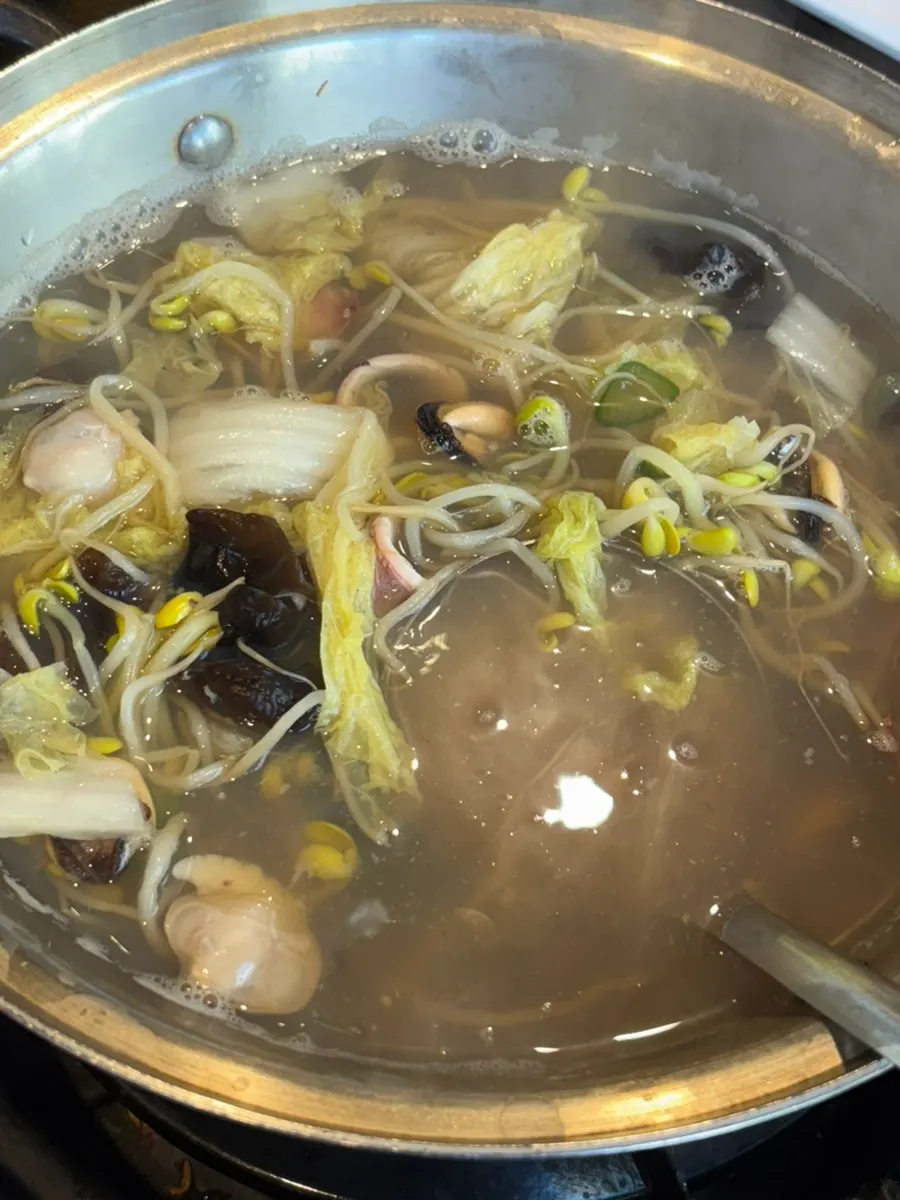 해산물이 우러난 칼국수 국물 사진