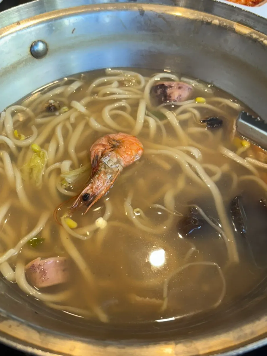 해물 육수에 넣은 칼국수 면 사진