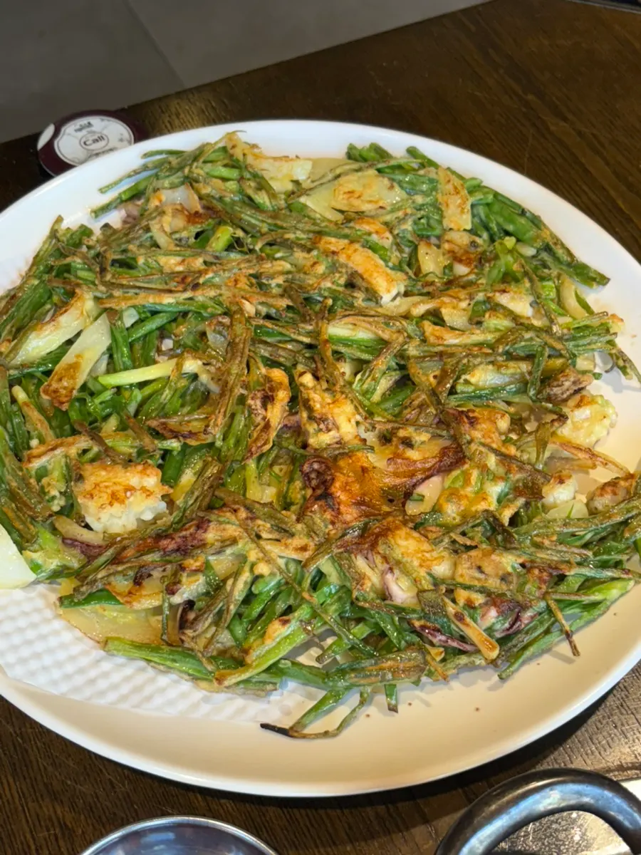 바삭하게 부친 해물파전 사진