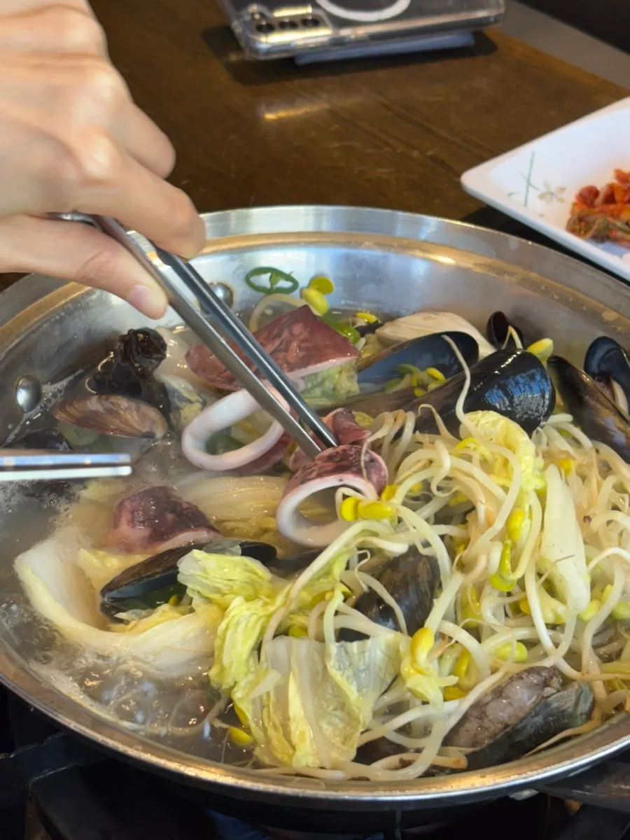 최지성의 해물칼국수 식사 마무리 사진