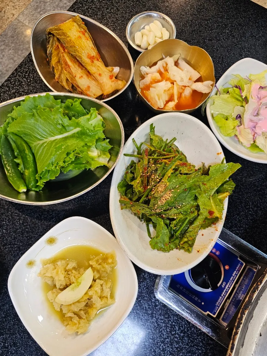 테이블 중앙의 무쇠 솥뚜껑