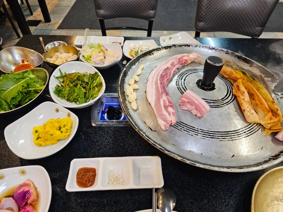 묵은지를 포함한 기본 반찬 한 상
