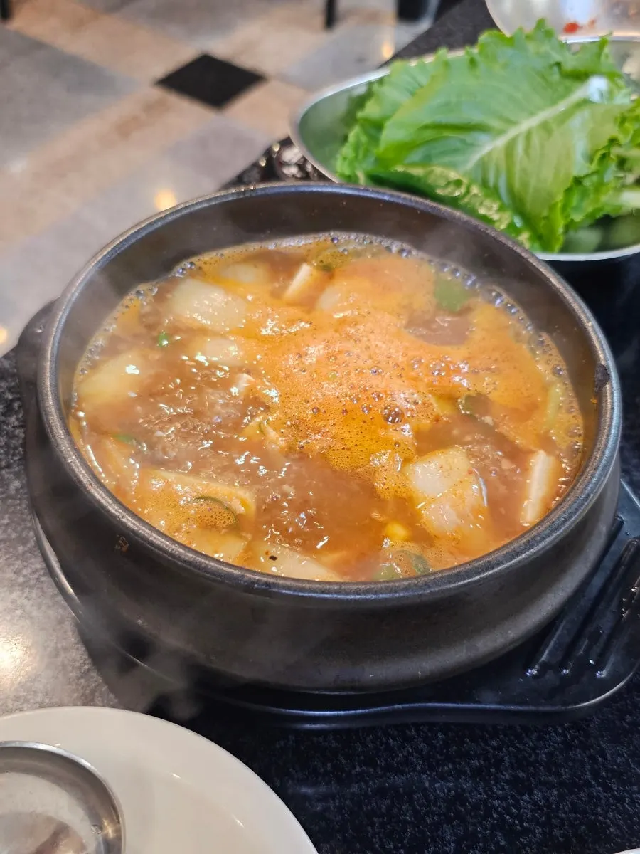 뚝배기에 담긴 멸치육수 된장찌개