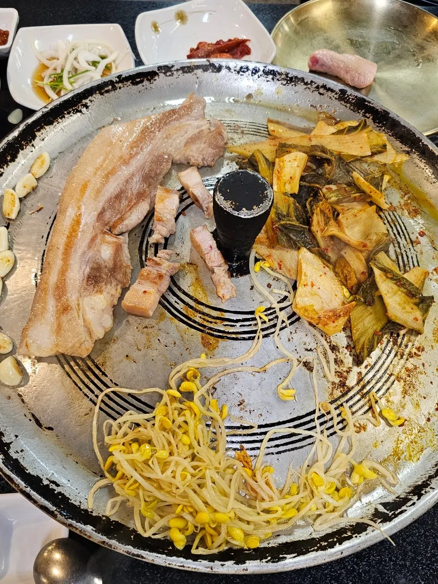 삼겹살과 된장찌개 상차림