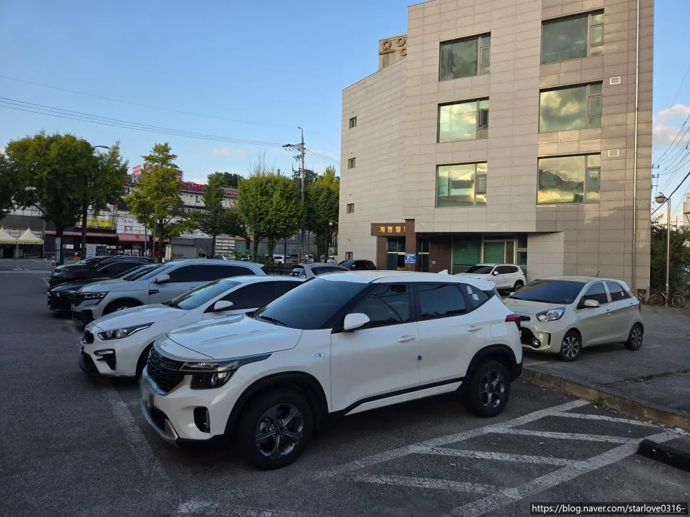 Parking lot in front of Yubok Kalguksu Yongin Korean Folk Village Branch