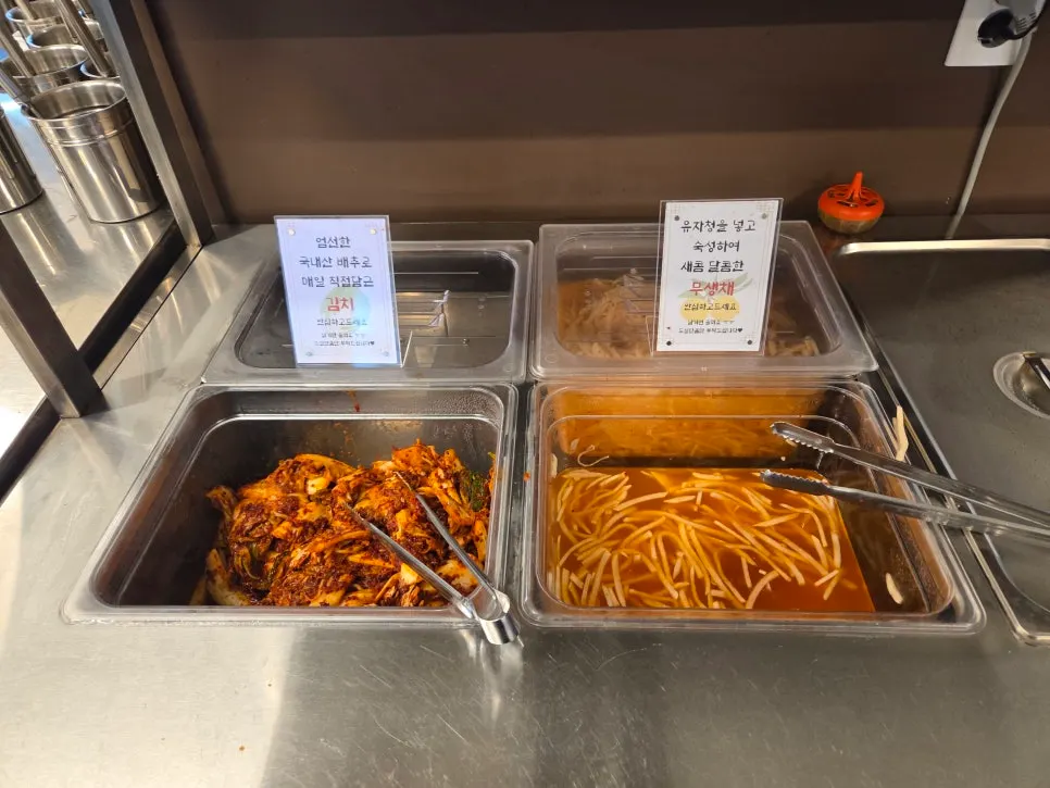 Table arrangement in the Yubok Kalguksu dining hall
