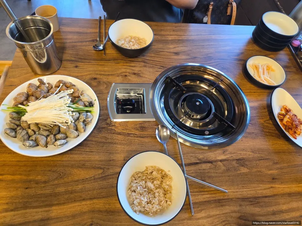 Table setting for the pufferfish kalguksu set for two