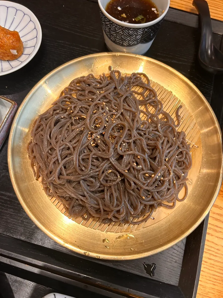 쯔유에 담근 쫄깃한 메밀면