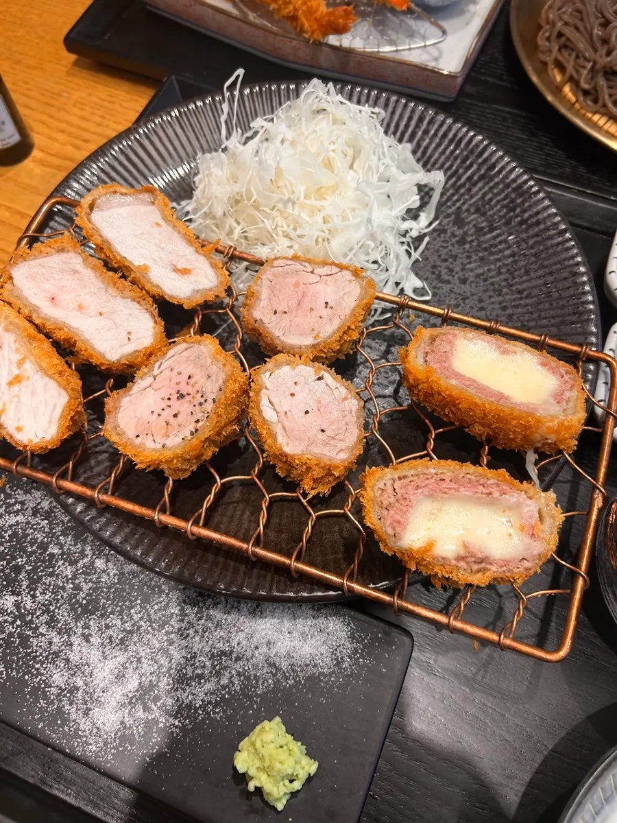 등심 안심 치즈카츠로 구성된 모둠카츠