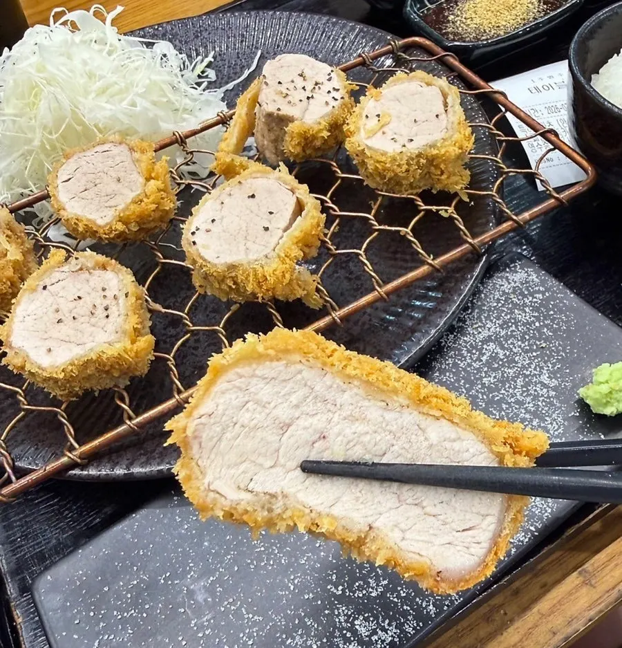 소금에 찍어 먹는 돈카츠 단면