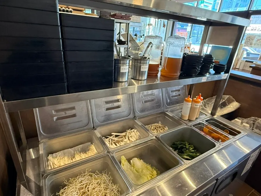 Self-serve bar set up in the center of the restaurant