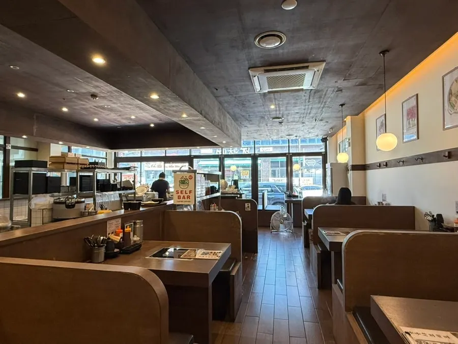 Yuyu Shabu seating arranged left and right