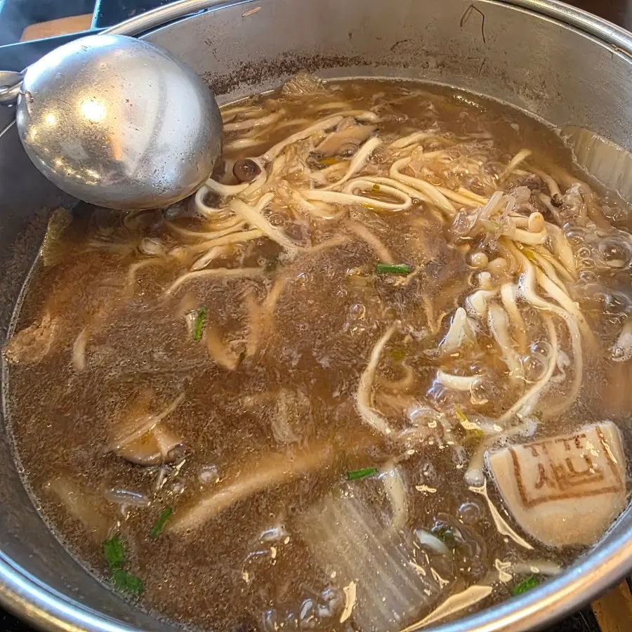 Noodles added to the shabu-shabu broth