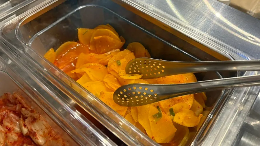 셀프바에서 가져온 재료를 담은 접시