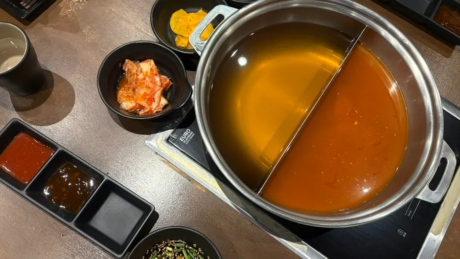 담백 육수와 얼큰 육수가 담긴 반반 냄비