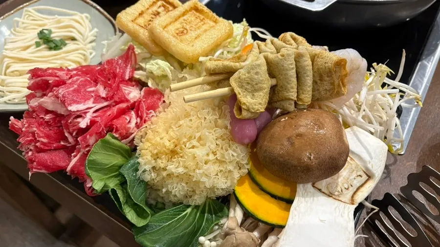얼큰한 육수에 담긴 재료