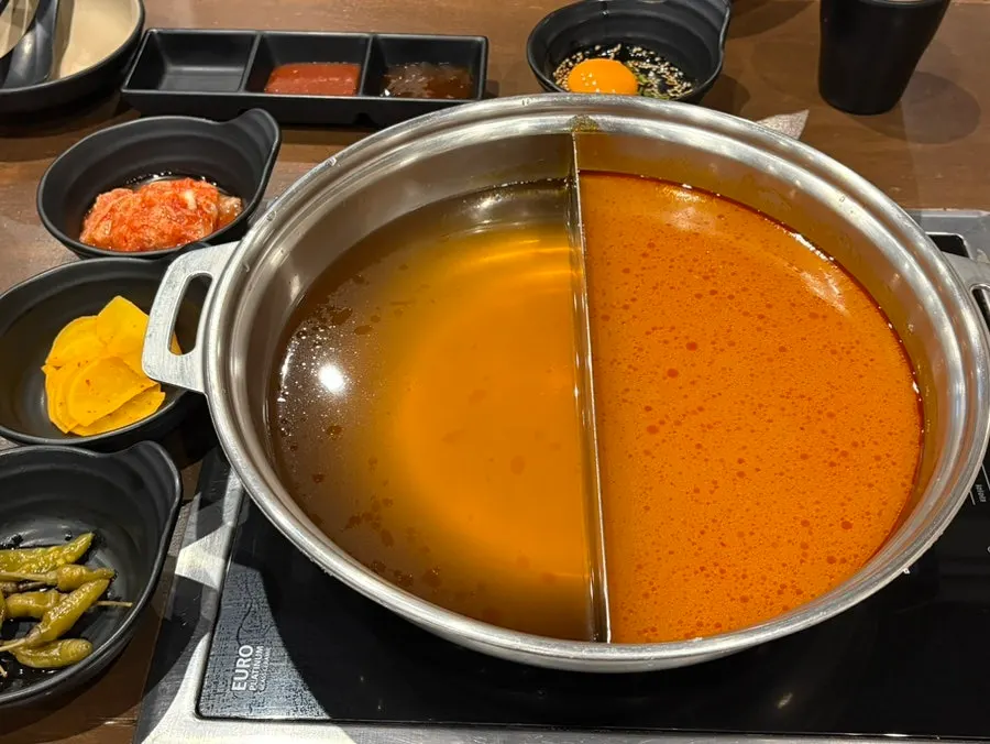 Half-and-half broth pot placed on the table