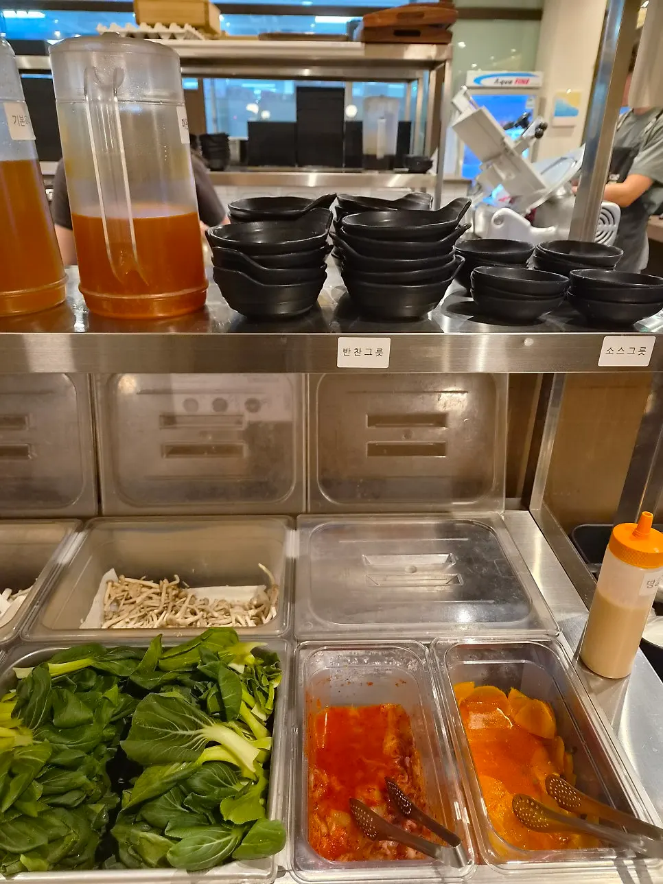Self-bar for vegetables and sauces