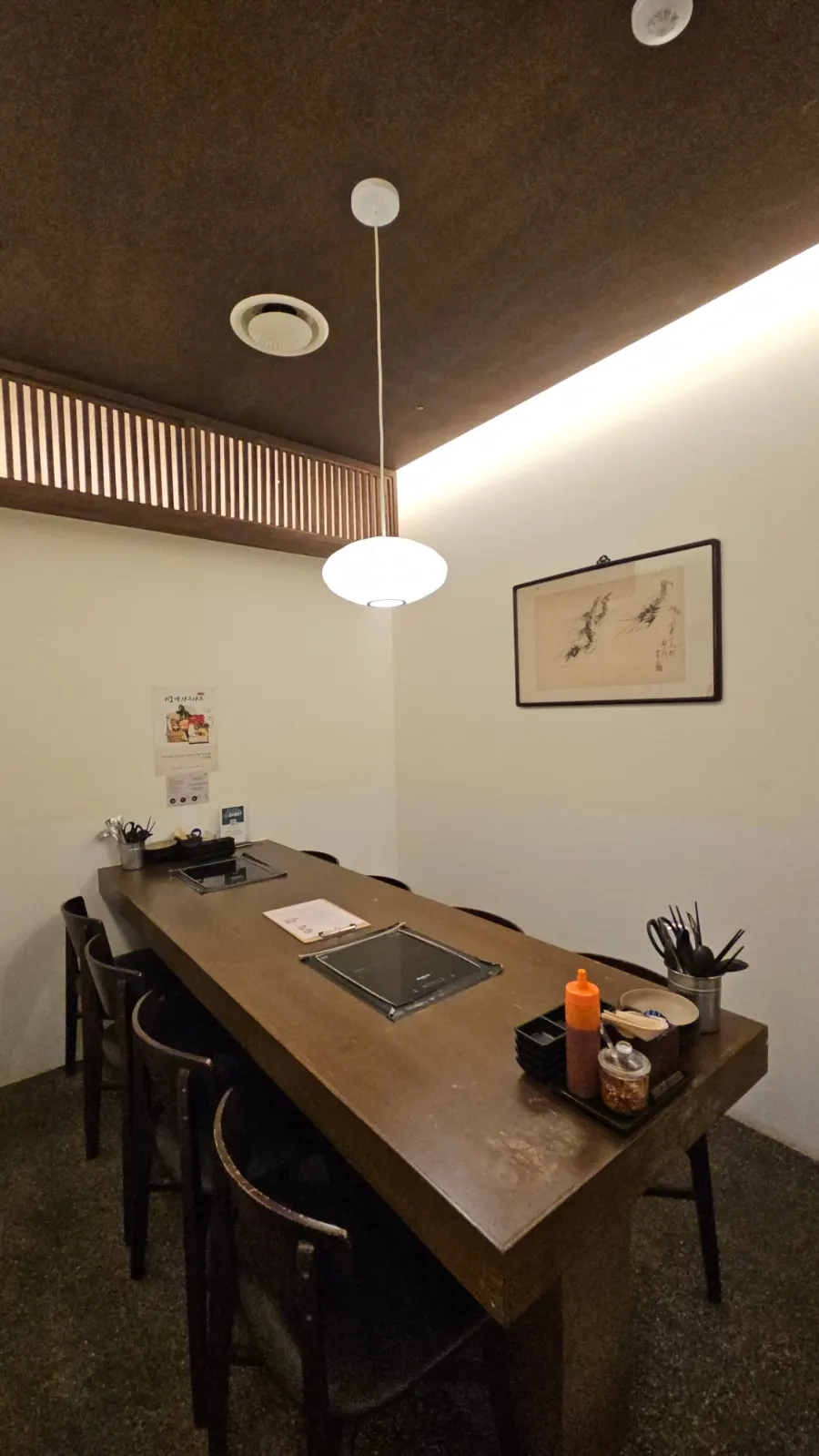 Interior of the room, suitable for family meals or work dinners