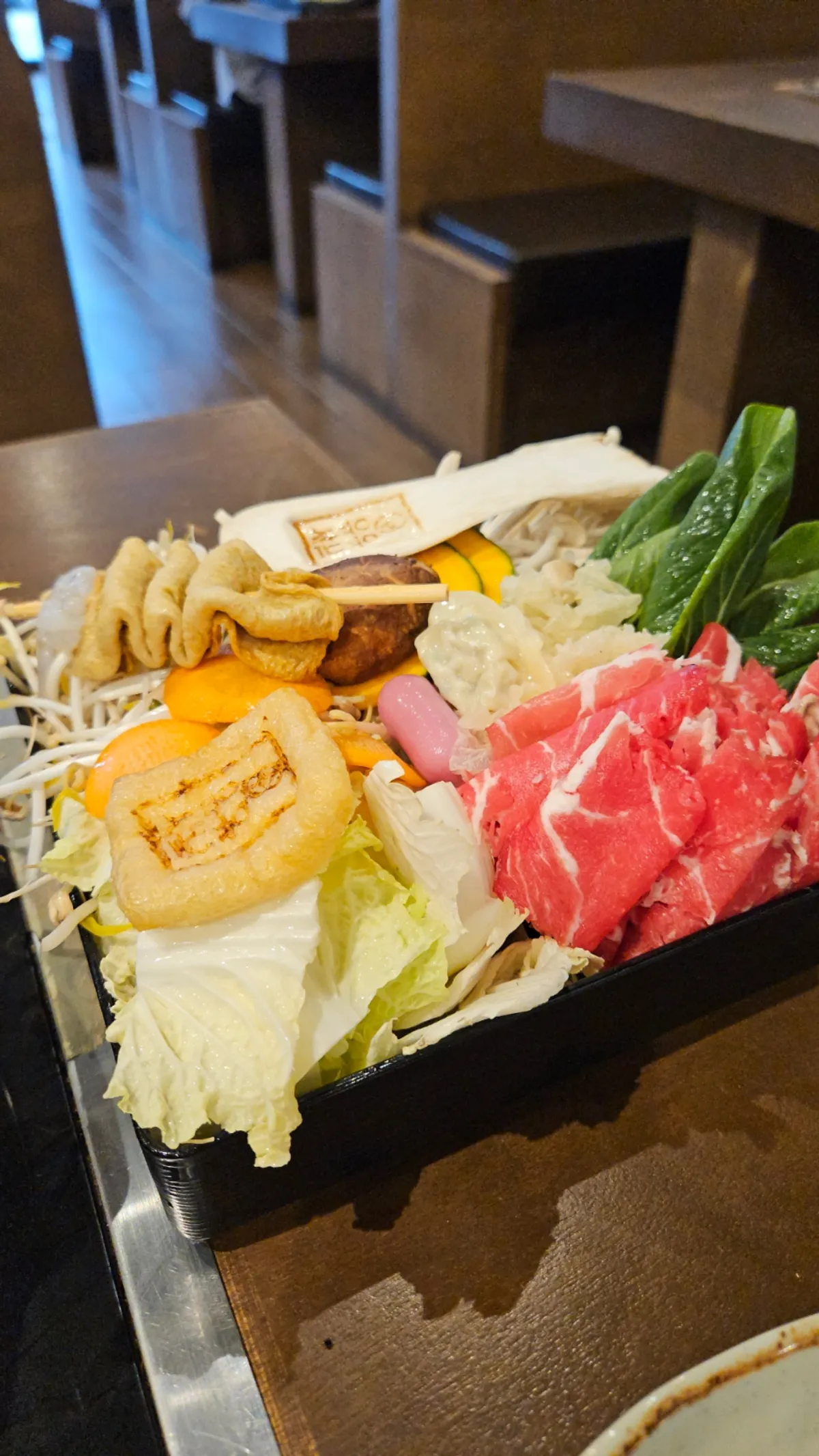 King scallop shabu-shabu spread with plain and spicy broth
