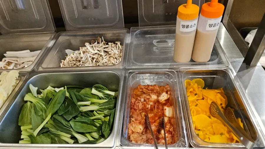Self-service corner for topping up ingredients