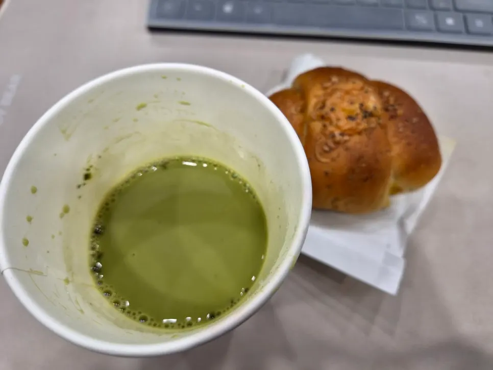 Product with a taste similar to a café matcha latte