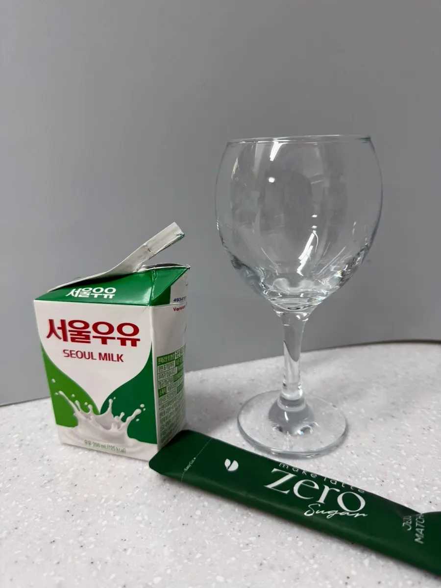 우유에 섞어 만든 아이스 말차라떼