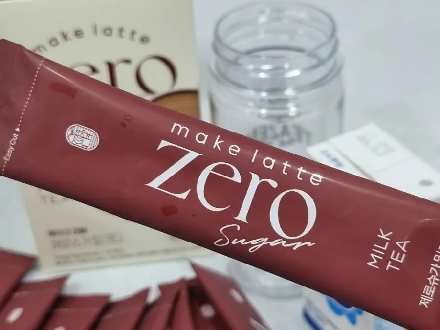 Cốc sữa vừa cho bột trà sữa vào