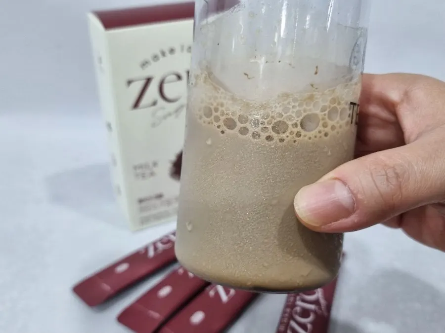 Một ly trà hồng trà latte uống ấm
