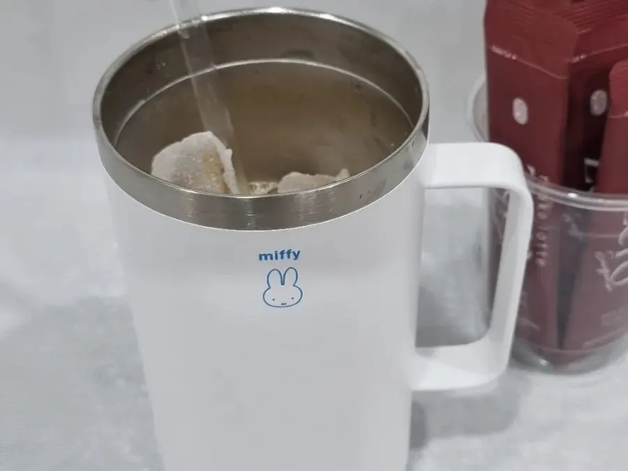 Bao bì Garuseonsaeng Seoritae Zero-Sugar Milk Tea cùng ly trà sữa hoàn thành