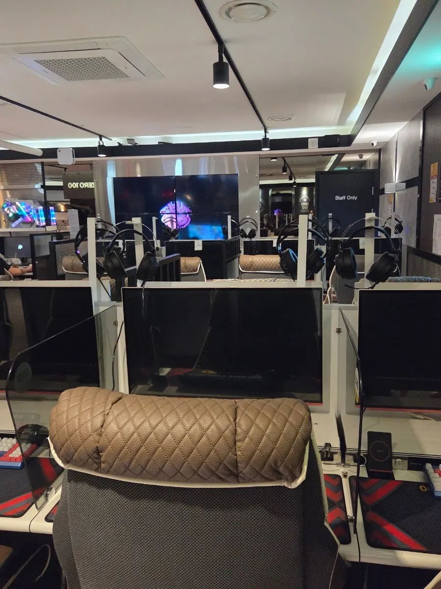 Seating arrangement in the five-person team room