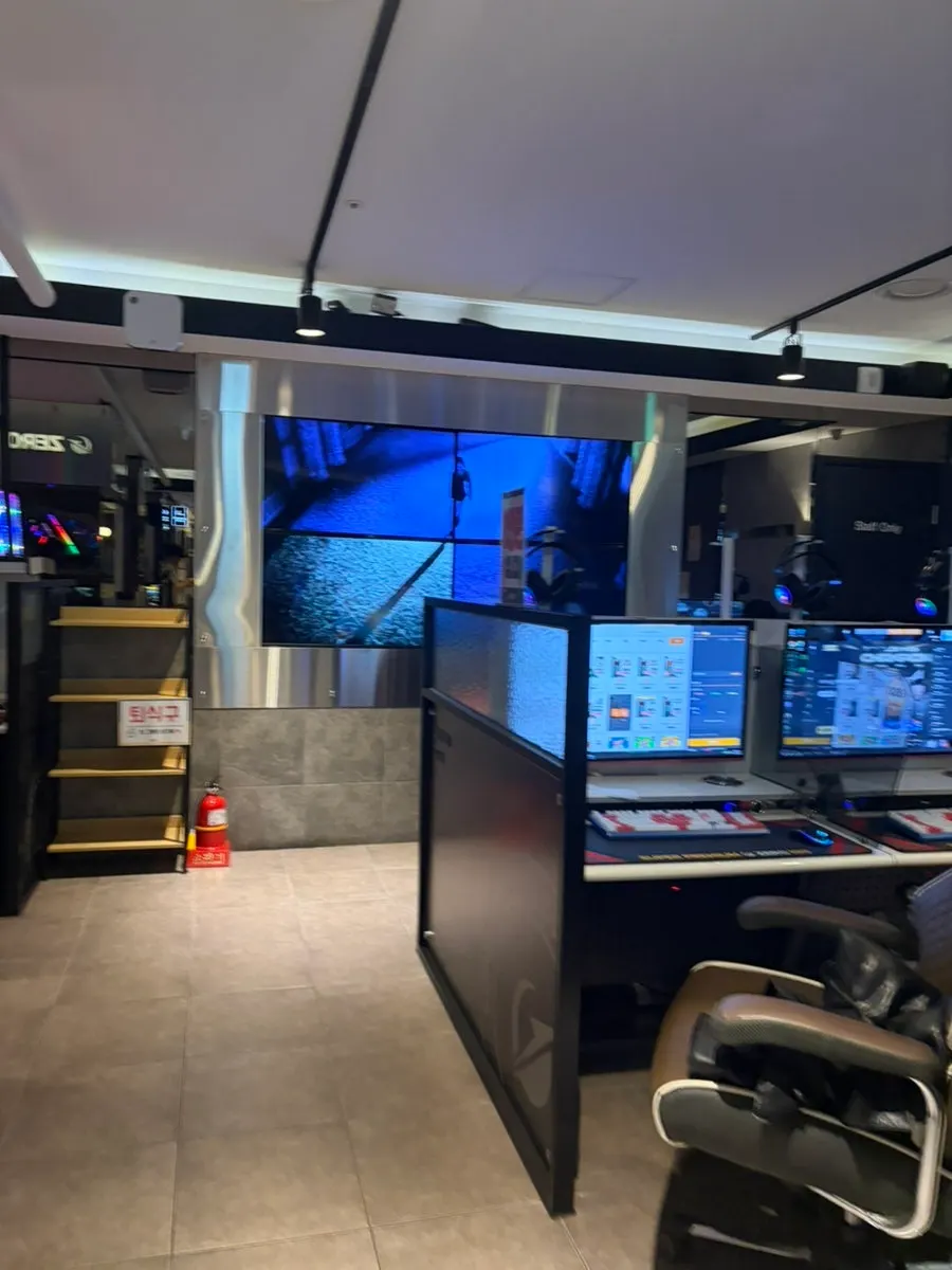 Overall view of the clean, comfortable PC café interior