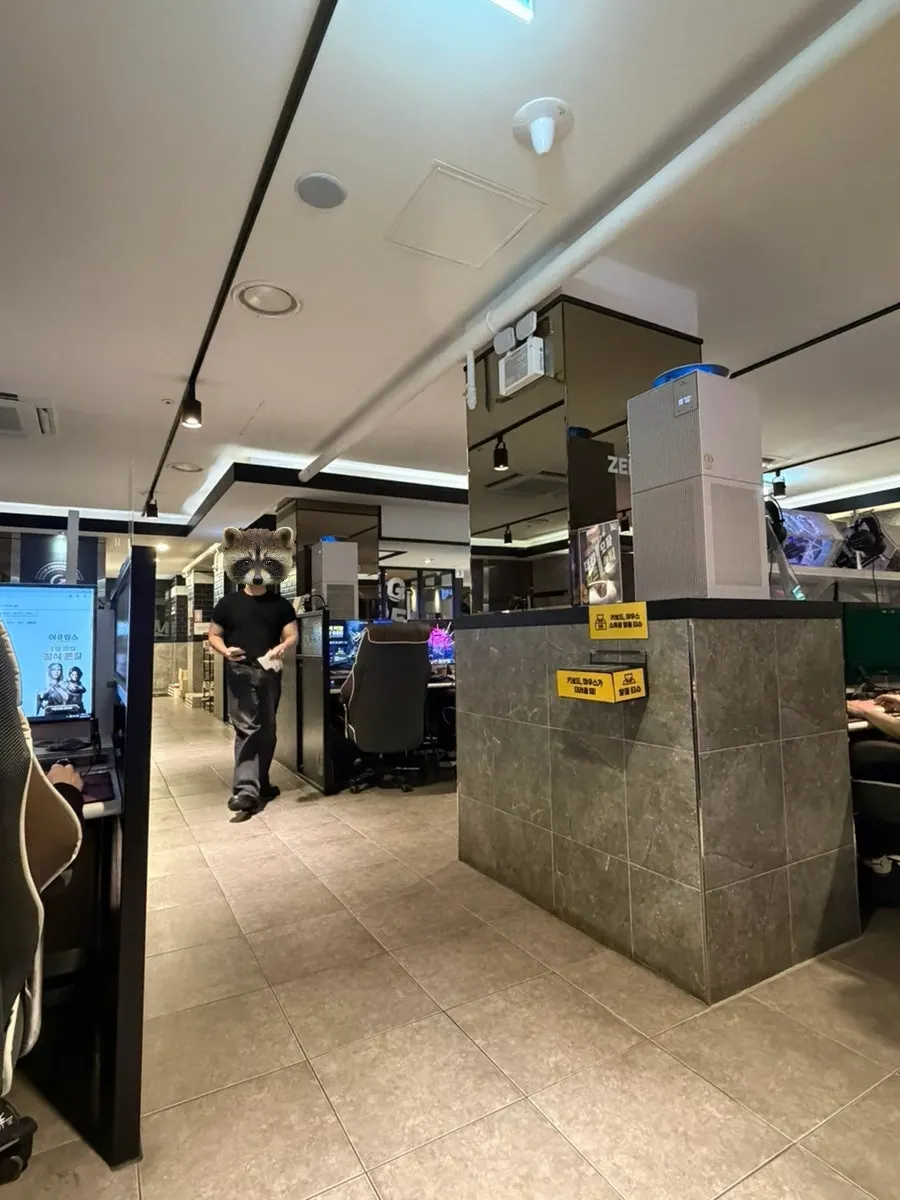 Rows of gaming PCs at ZERO100 PC Gireum