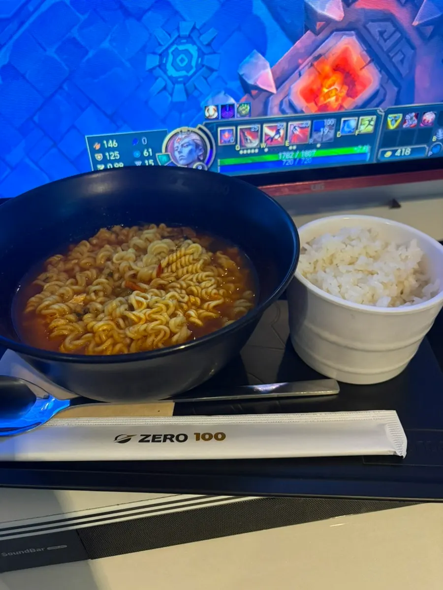 Ordered ramyeon-bap set and jumbo chicken leg