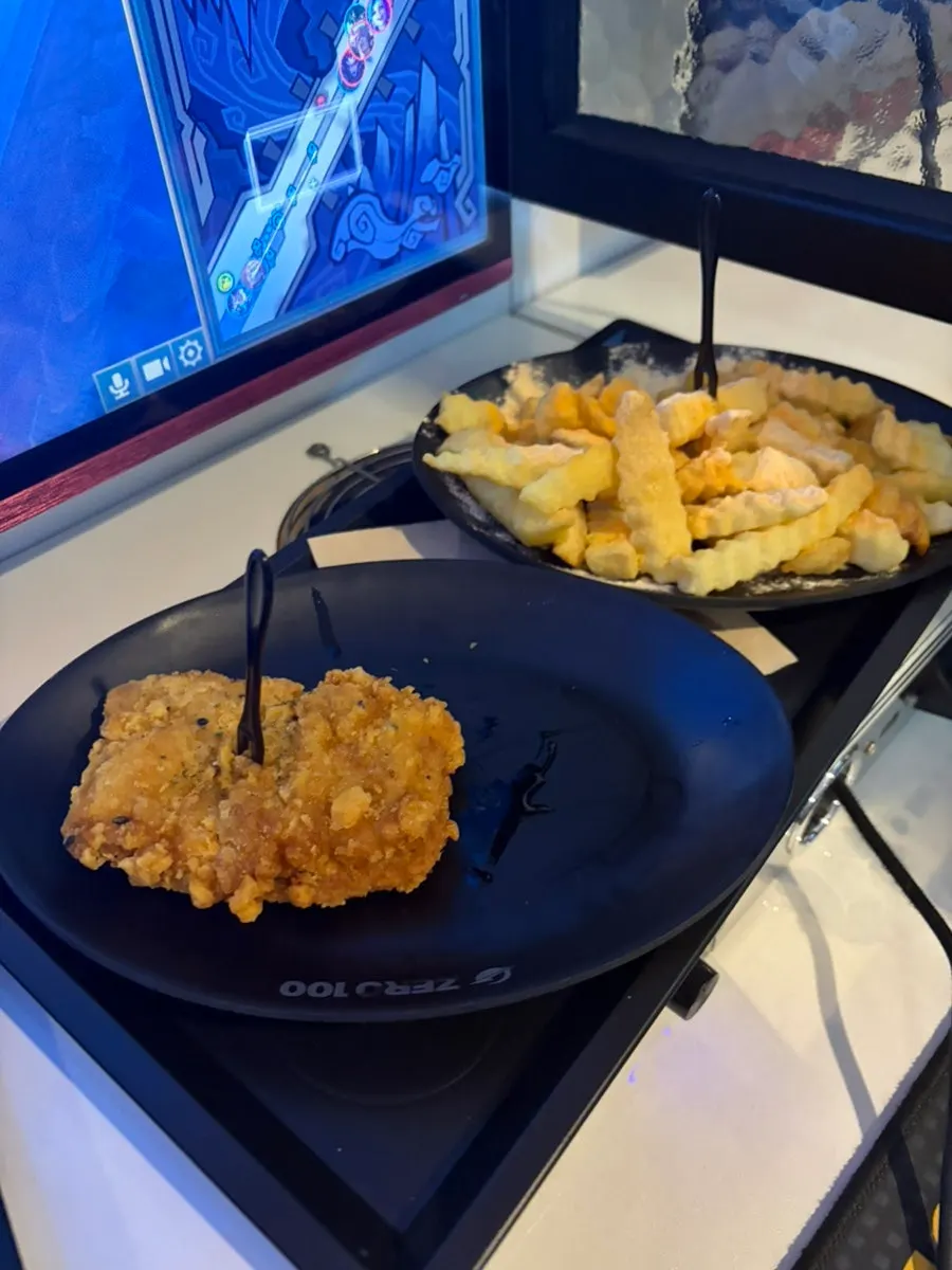 Ppuringkeul fries on the PC café table