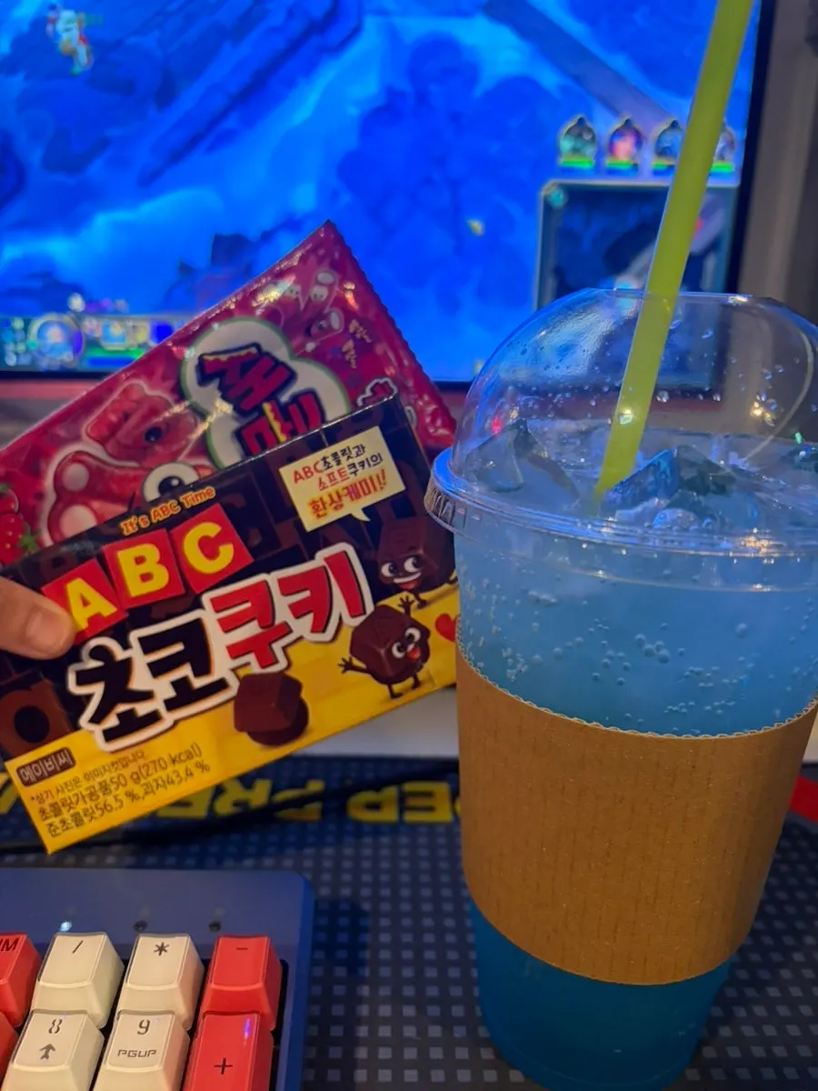 Snacks and jelly brought along to eat while gaming