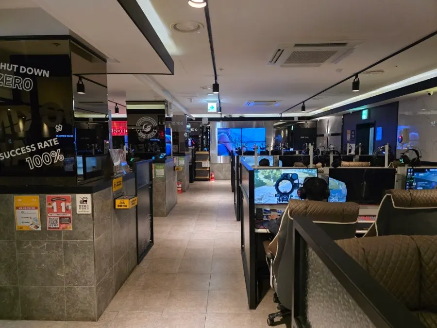 Neatly organized interior of ZERO100 PC Gireum