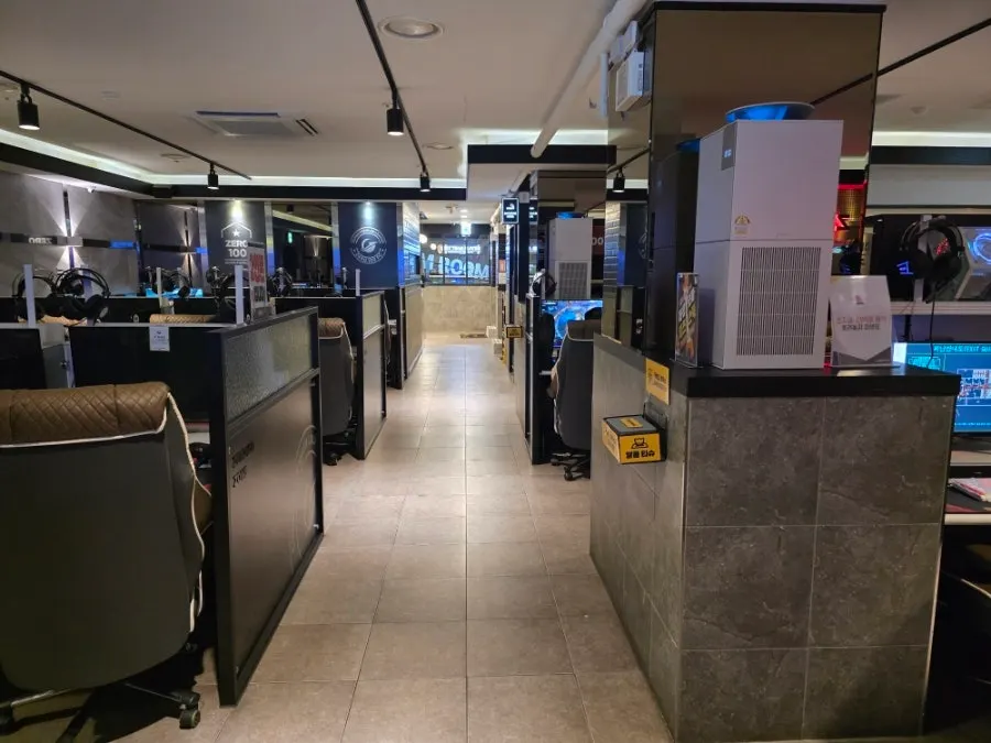 Seating aisle at ZERO100 PC Gireum