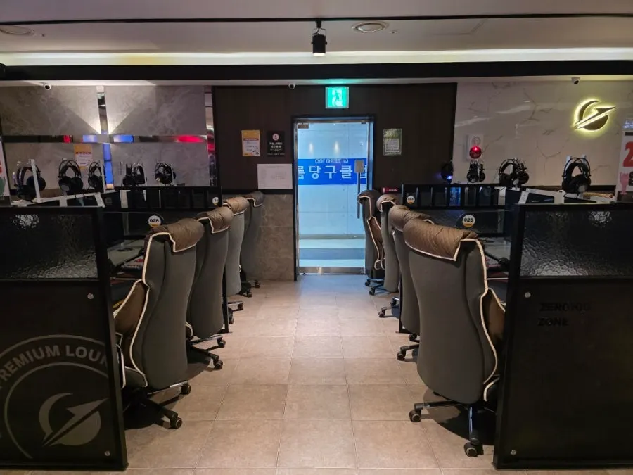 2-person seats for couples or friends