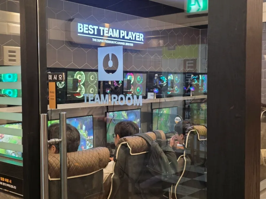 5-person team room space for group play